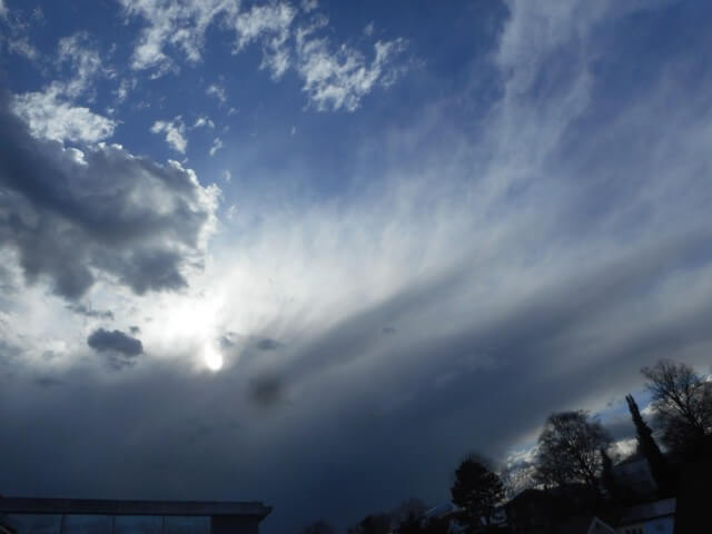 Beim klassischen Aprilwetter entstehen mächtige Wolken mit Schauern und Gewittern.